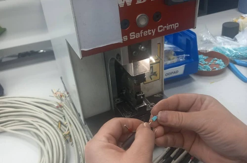 Dělnice/dělník v elektrotechnice